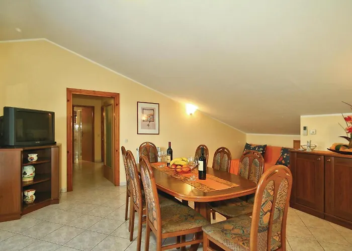 Apartment 3 Bedroom Gorgeous In *