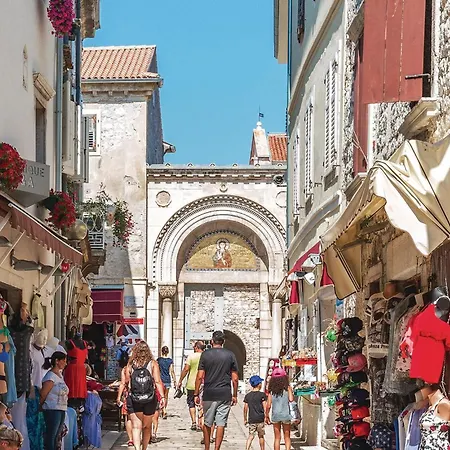 Apartment 3 Bedroom Gorgeous In Porec