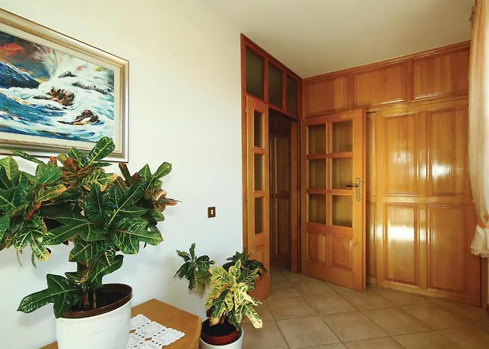3 Bedroom Gorgeous In Appartement *